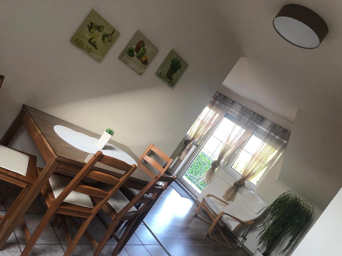 Judit Vendeghaz Buk Bagian luar foto