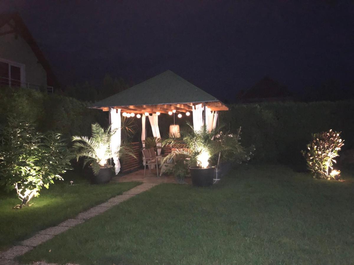 Judit Vendeghaz Buk Bagian luar foto
