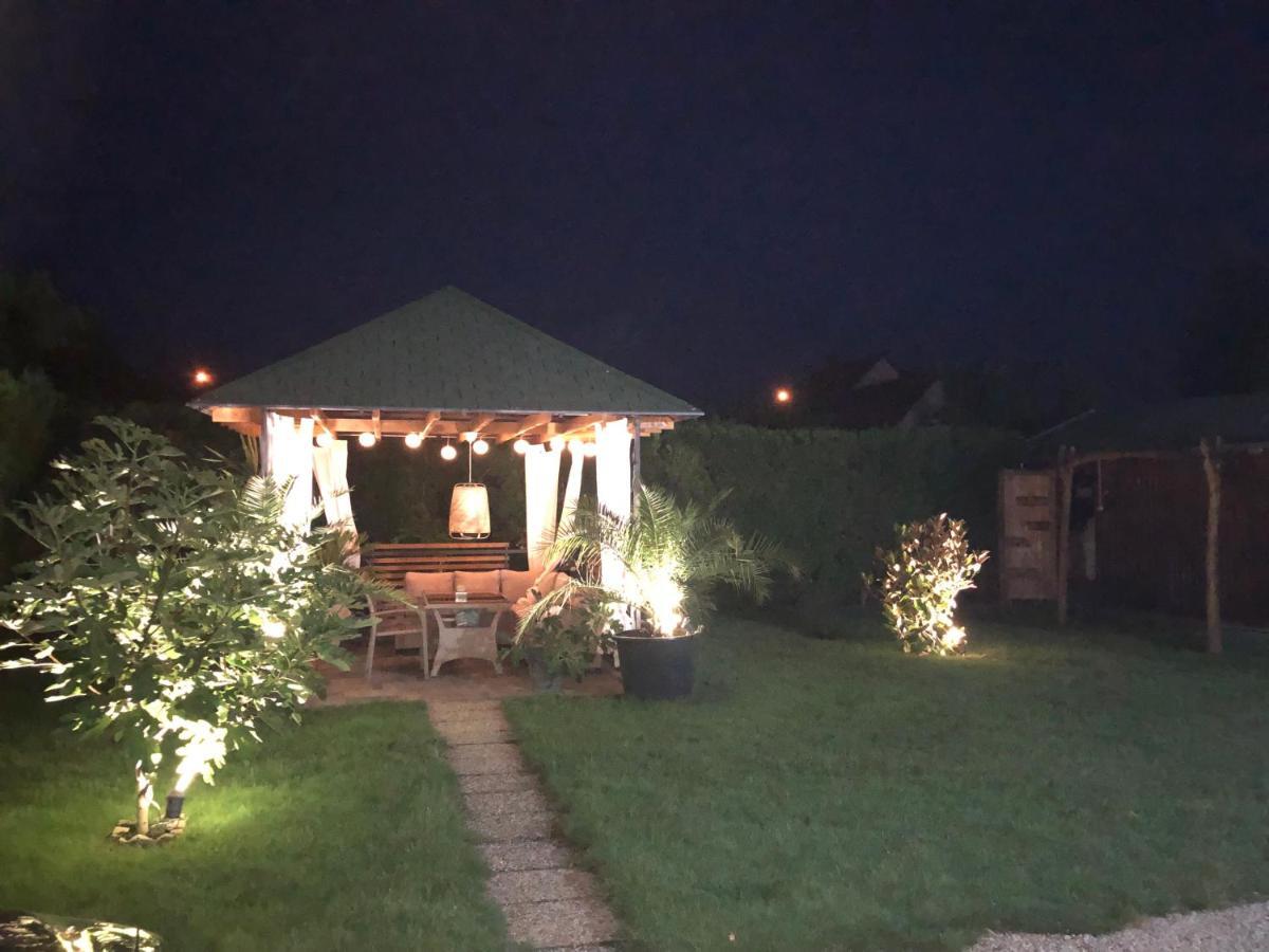 Judit Vendeghaz Buk Bagian luar foto